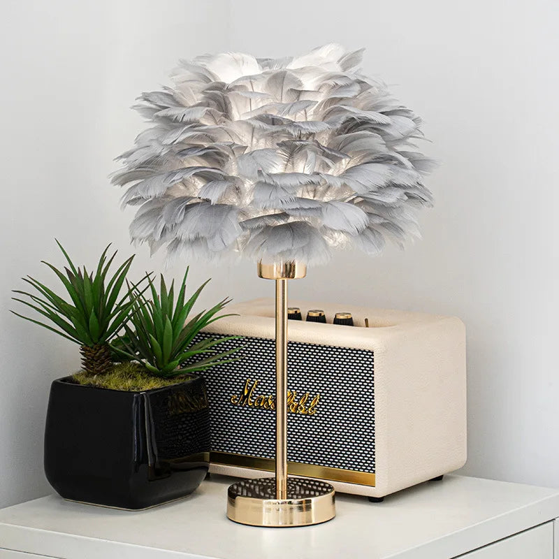 Nordic Feather Tischlampe –  USB-aufladbar